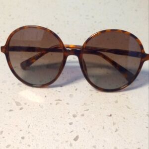 Oversized Tortoiseshell Sunglasses with Gradient Lenses